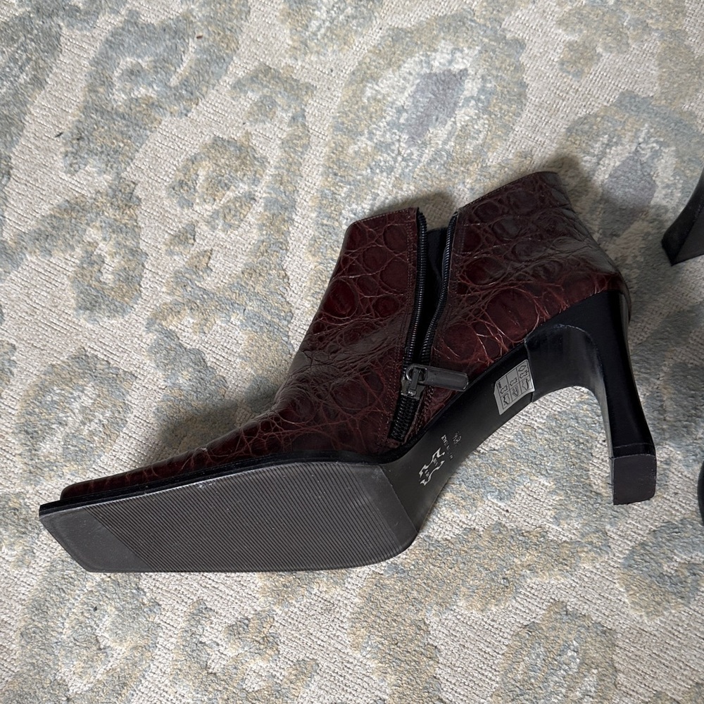 Chic Crocodile Pattern Heeled Boots - image 3